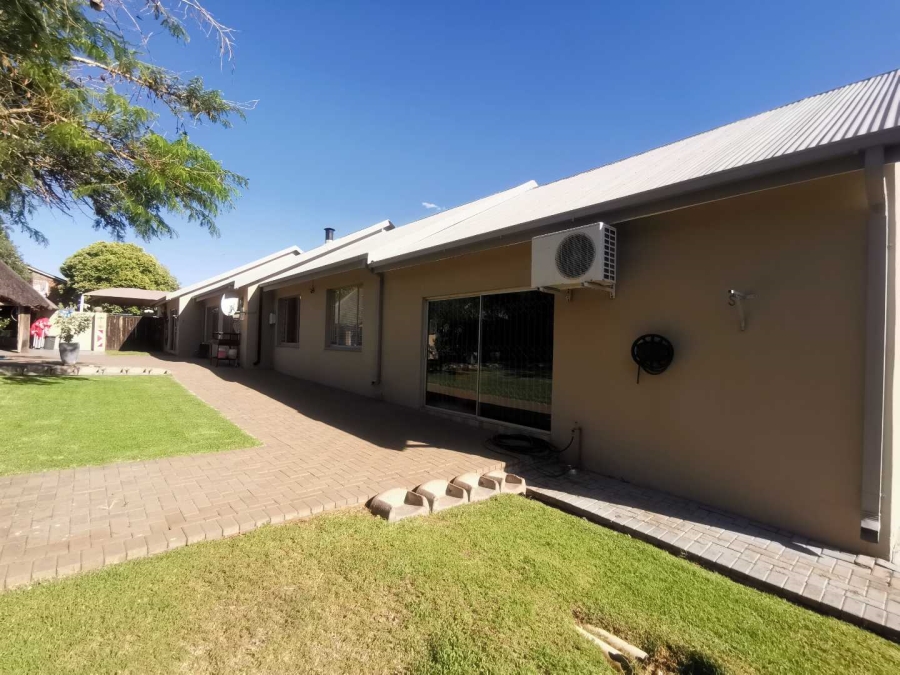 4 Bedroom Property for Sale in Langenhovenpark Free State